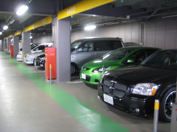 羽田空港の駐車場のカーシェア２４のデミオ